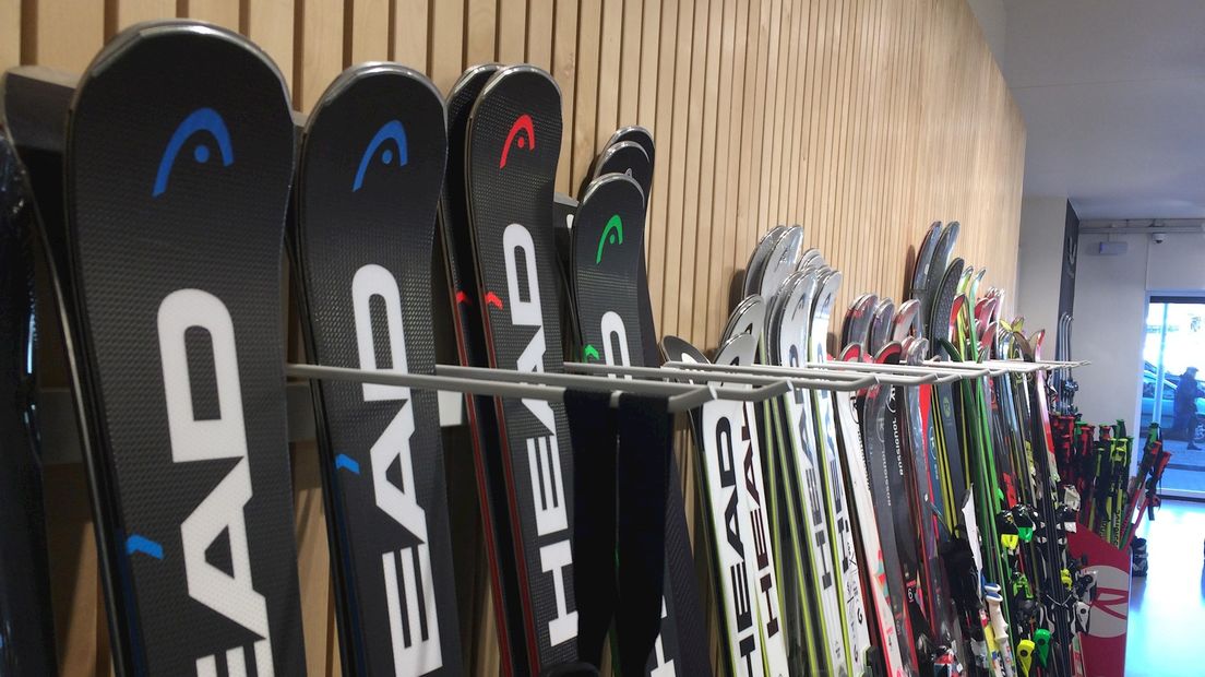 De gewaxte ski's staan klaar bij Baum Sport in Hengelo
