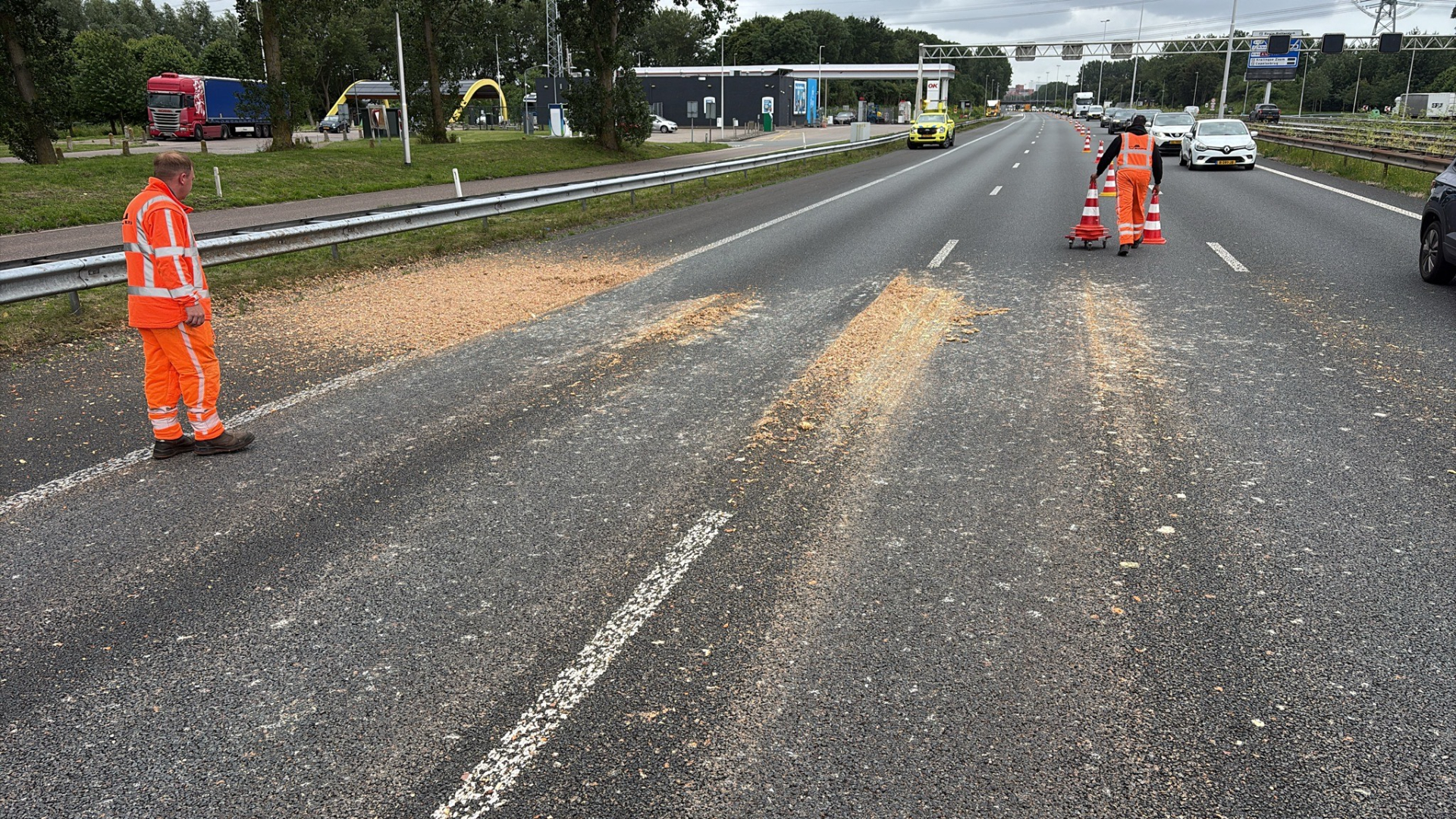 Het wegdek is glad geworden door de piepers en daarom is er nog maar één rijstrook beschikbaar.