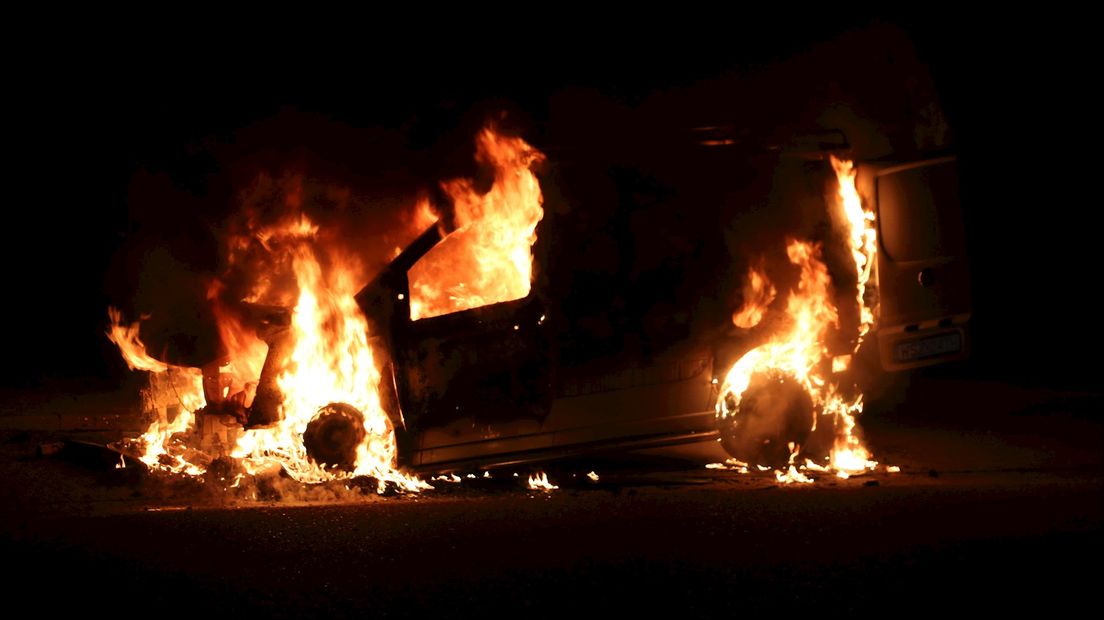 Busje volledig uitgebrand langs A1 bij Deurningen