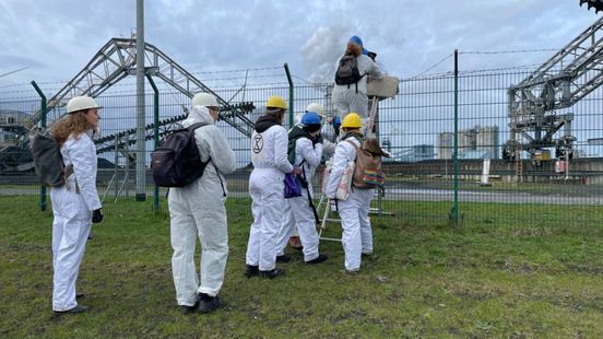 Actievoerders klimmen over de hekken van kolencentrale RWE