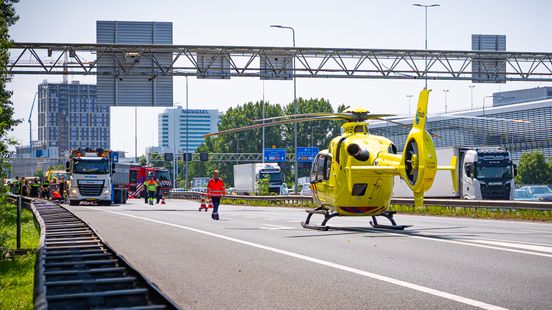 Traumahelikopter landt op snelweg na botsing tussen motorrijdster en vrachtwagen. Traumahelikopter landt op snelweg na botsing tussen motorrijdster en vrachtwagen.