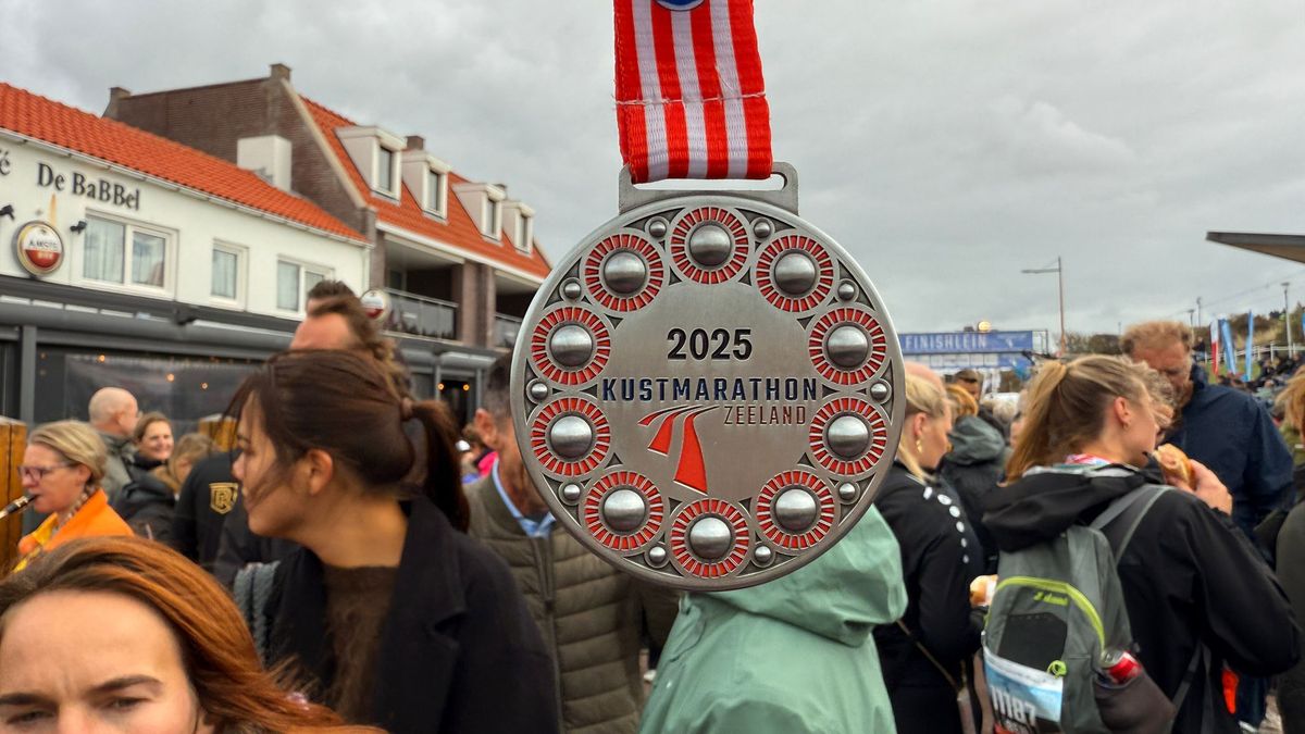 Drukte en feest bij de finishlein in Zoutelande • Nog 500 wandelaars onderweg