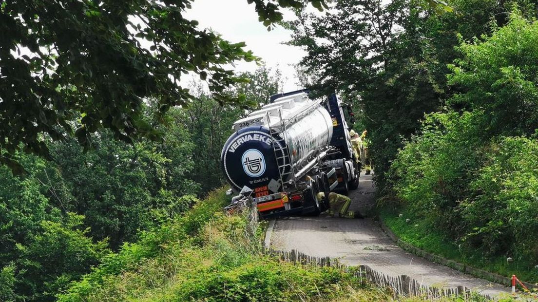 In de tankauto zat een bijtende stof.