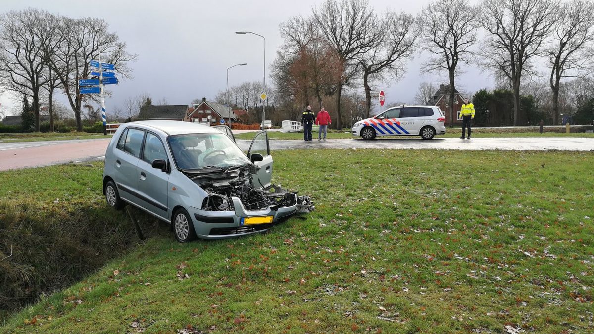 Auto botst op vrachtwagen in Zwiggelte