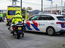 Auto en groep fietsers botsen in Emmen, een gewonde