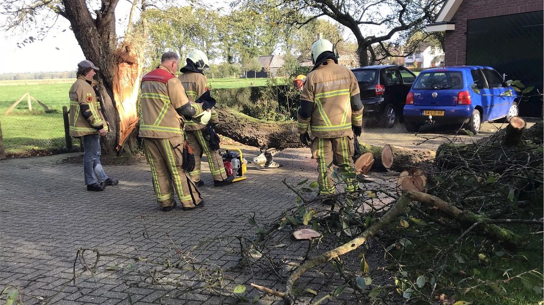Boomtak valt op erf in Hellendoorn