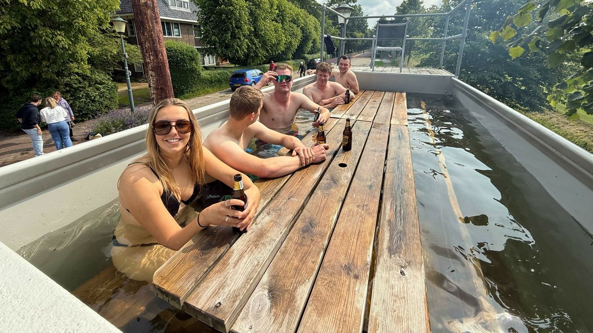Niet op een tuinstoeltje langs de weg maar in een ware hottub