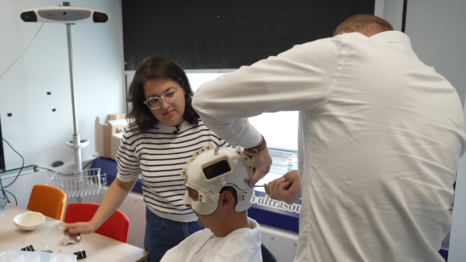 Het bevestigen van de hersenscanner bij Jaivy