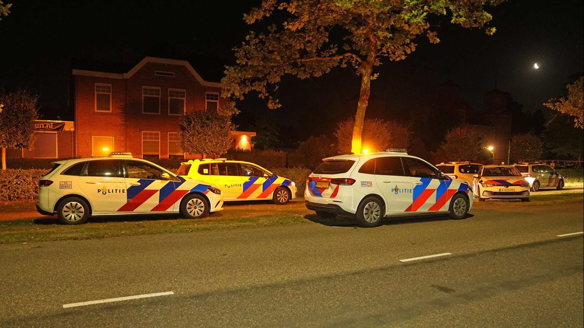 Agenten bekogeld en politieauto vernield bij illegale carmeeting net over de grens bij Weert