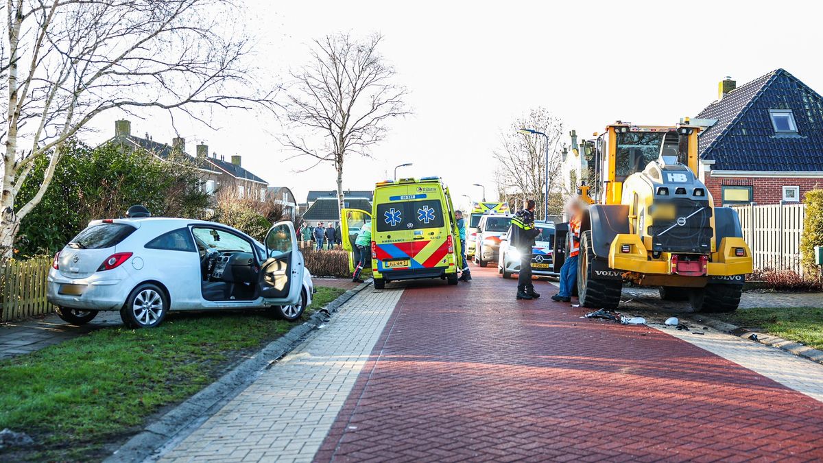 Gewonden bij botsing tussen shovel en auto in Delfstrahuizen