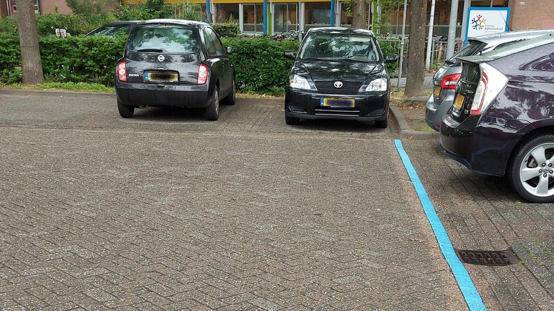 Het winkelcentrum de Tarthorst heeft sinds kort gedeeltelijk een blauwe zone. Dit verbetert de mogelijkheid van kort parkeren en komt tegemoet aan de wens van de winkeliers. Via bebording en een blauwe lijn langs de parkeervakken wordt aangegeven waar het parkeren met blauwe kaart verplicht is. Het gaat om de parkeerplaatsen links van de ingang. Ook zijn extra fietsenrekken geplaatst om het fietsparkeren te verbeteren.