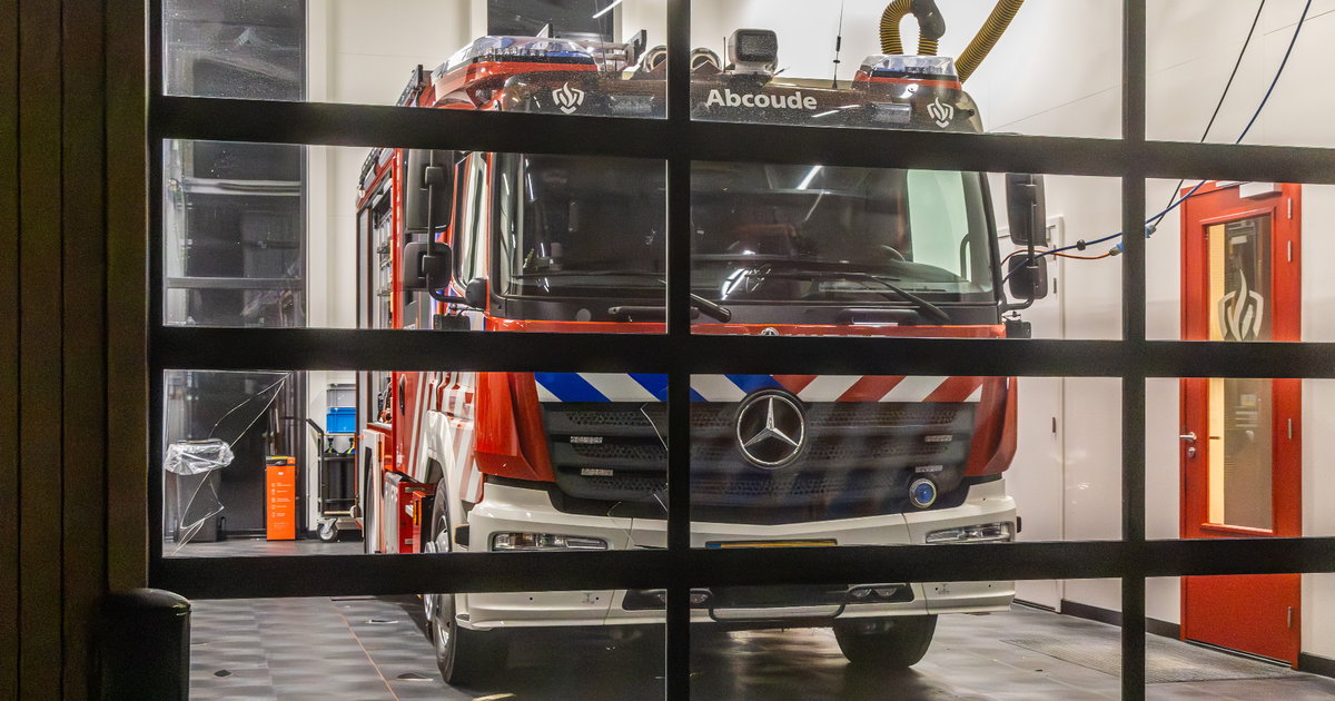 Steen door de ruit bij brandweerkazerne