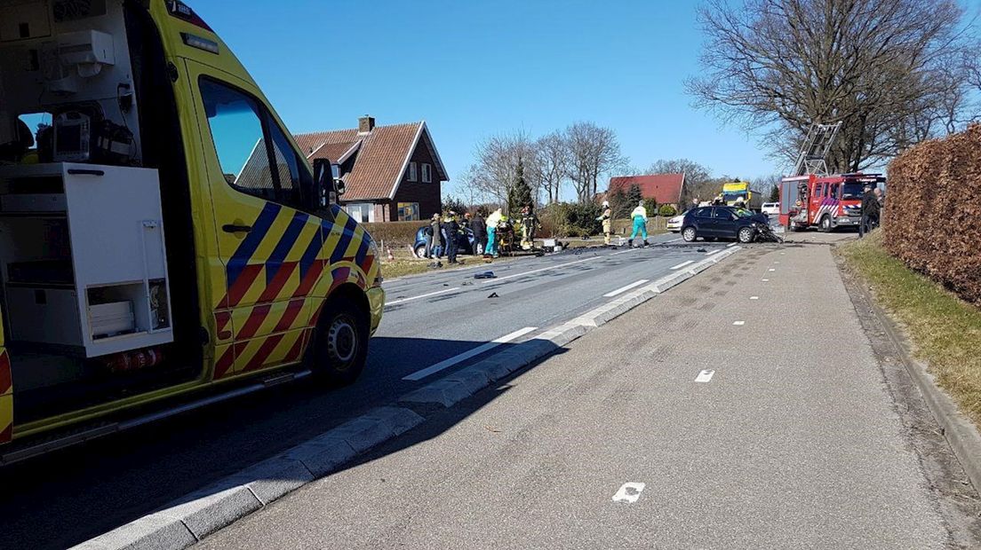 Ongeval met drie auto's bij Albergen, Zenderseweg afgezet