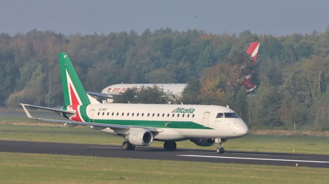 Na vertraging, gisteren, landde vandaag dan het eerste van vijf vliegtuigen op Twente Aiport