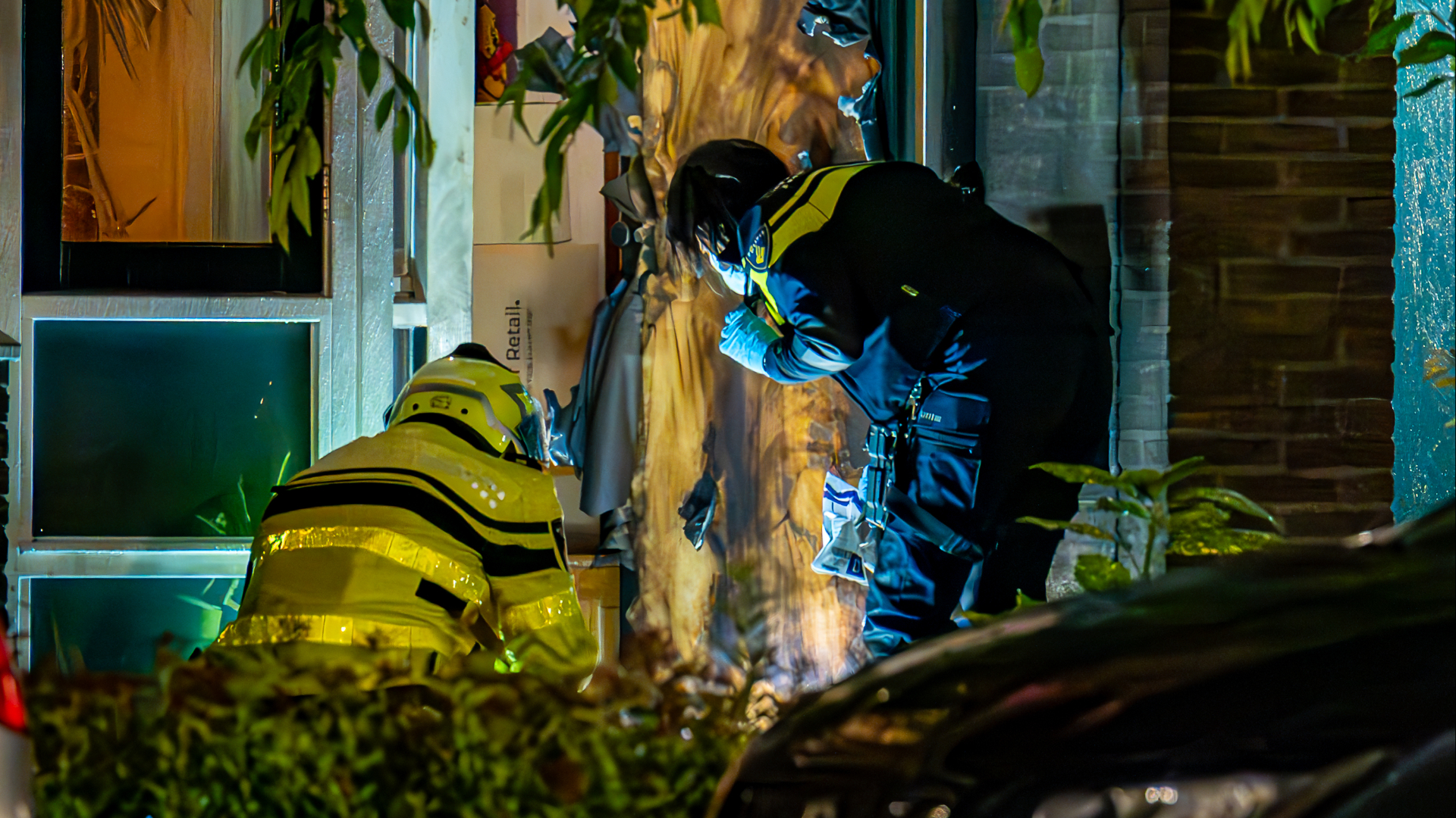 De voordeur raakte flink beschadigd door de vierde explosie in een half jaar tijd