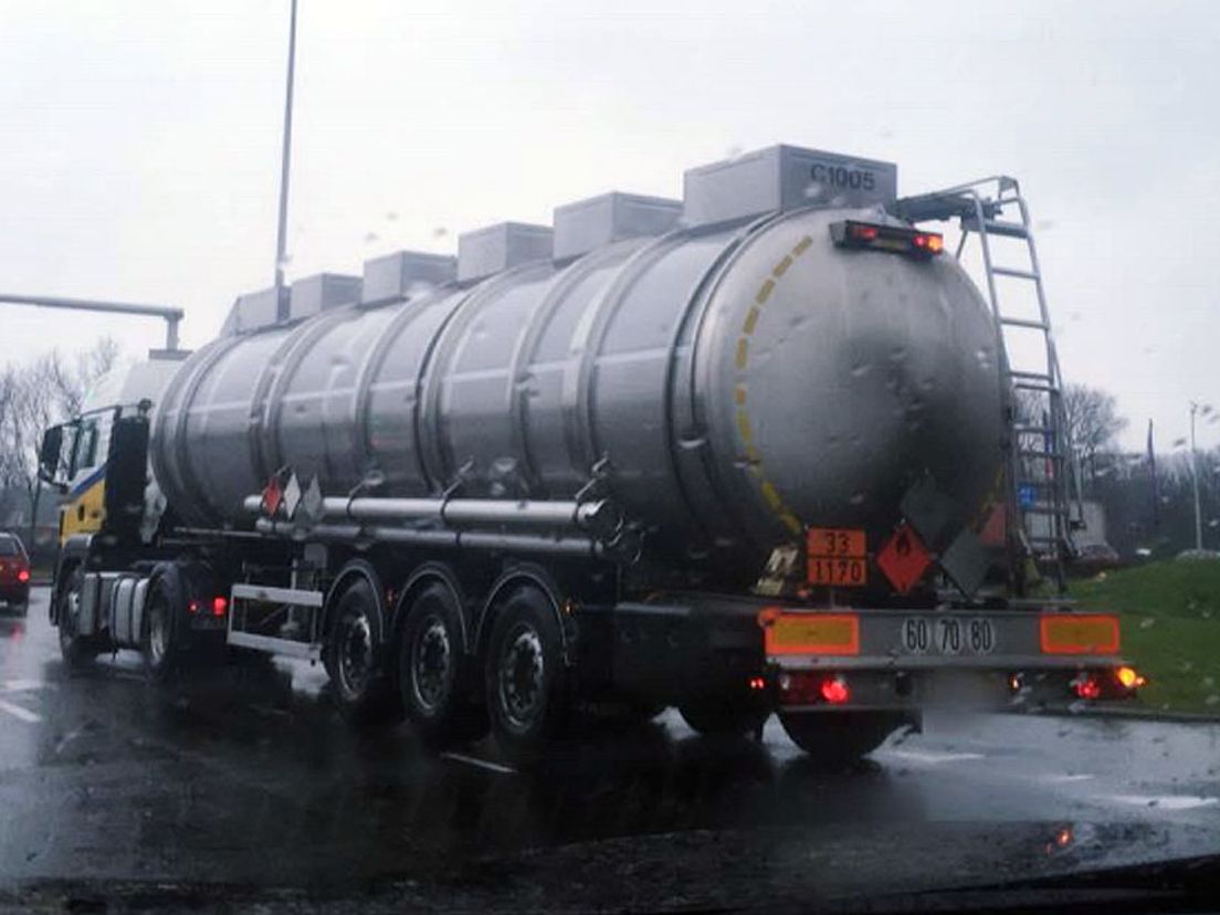 Een Franse vrachtwagen met het licht ontvlambare ethanol rijdt over de Schenkelweg in
Spijkenisse