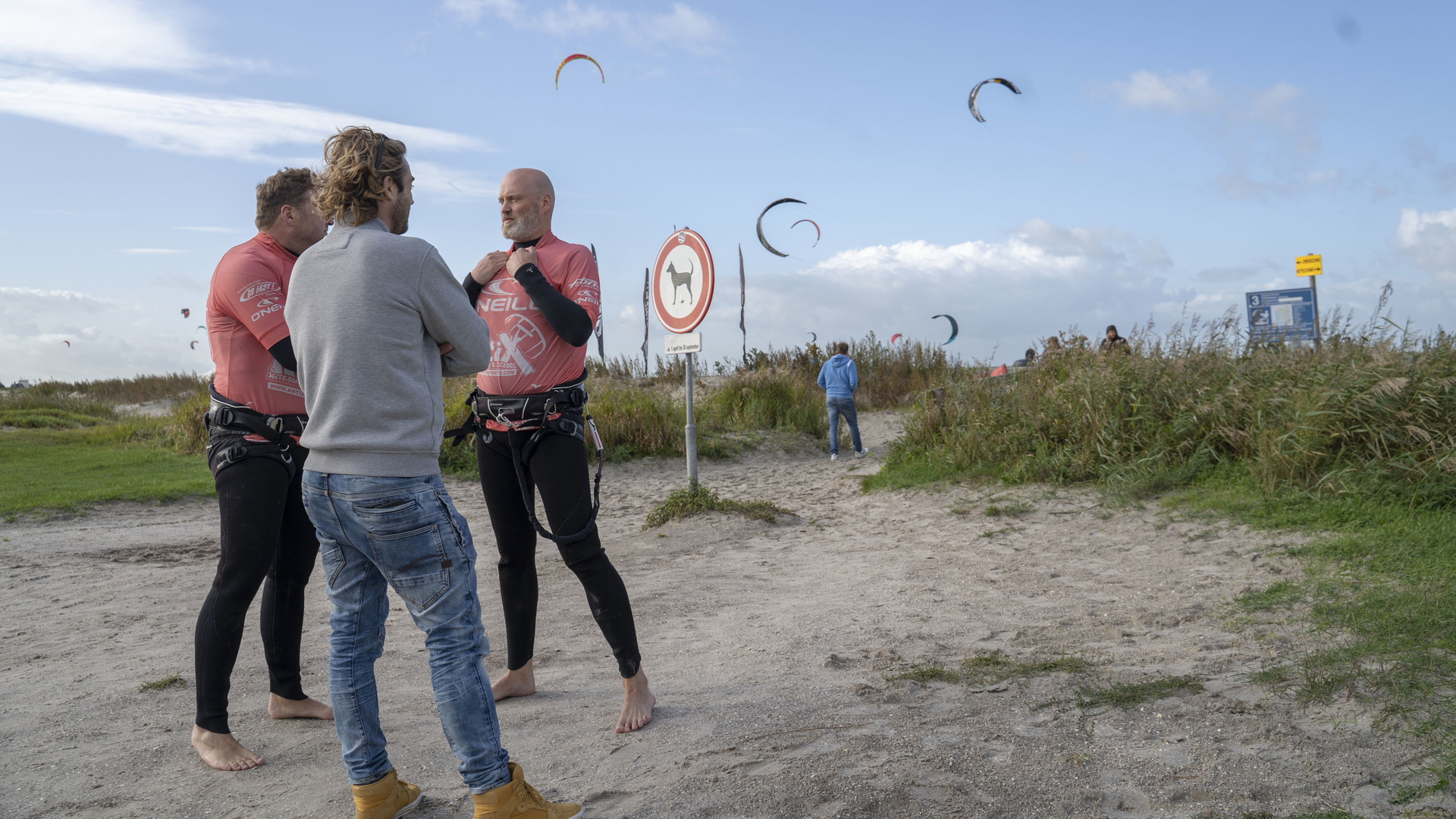 Koen van Bolhuis stiet te praten mei twa kursisten