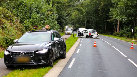 Ravage na aanrijding bij Loenen, lantaarnpaal omver gereden. Ravage na aanrijding bij Loenen, lantaarnpaal omver gereden.