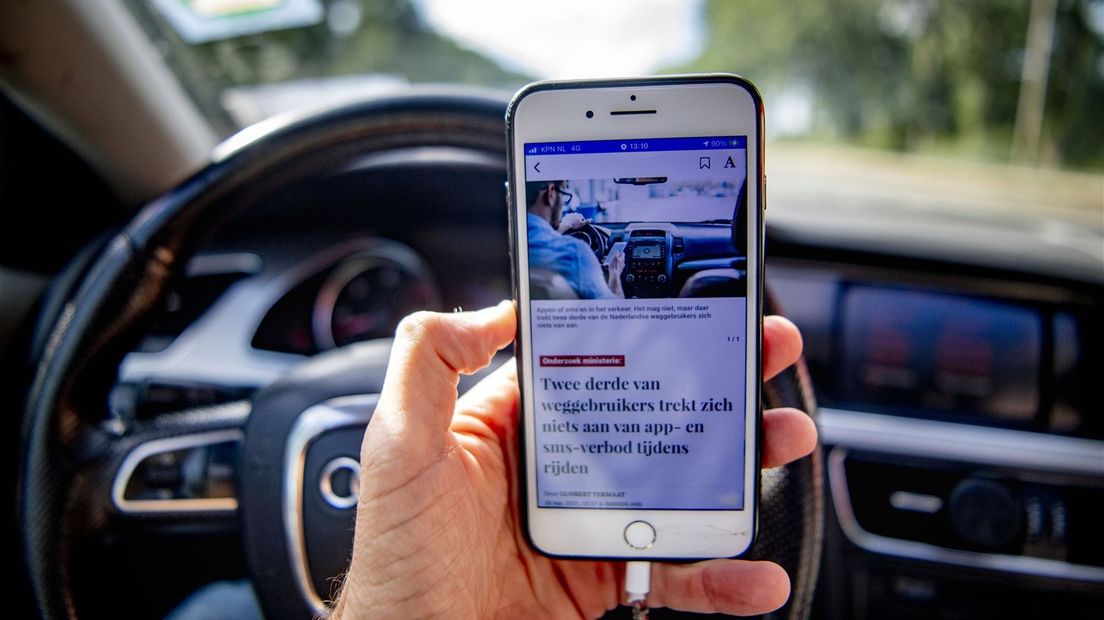 De politie deelde tientallen bekeuringen uit aan automobilisten die hun telefoon vast hielden tijdens het rijden.