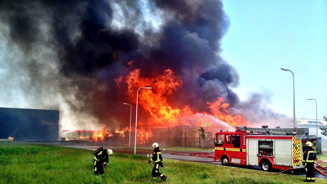 Grote brand bij Kloek Pallets Kampen