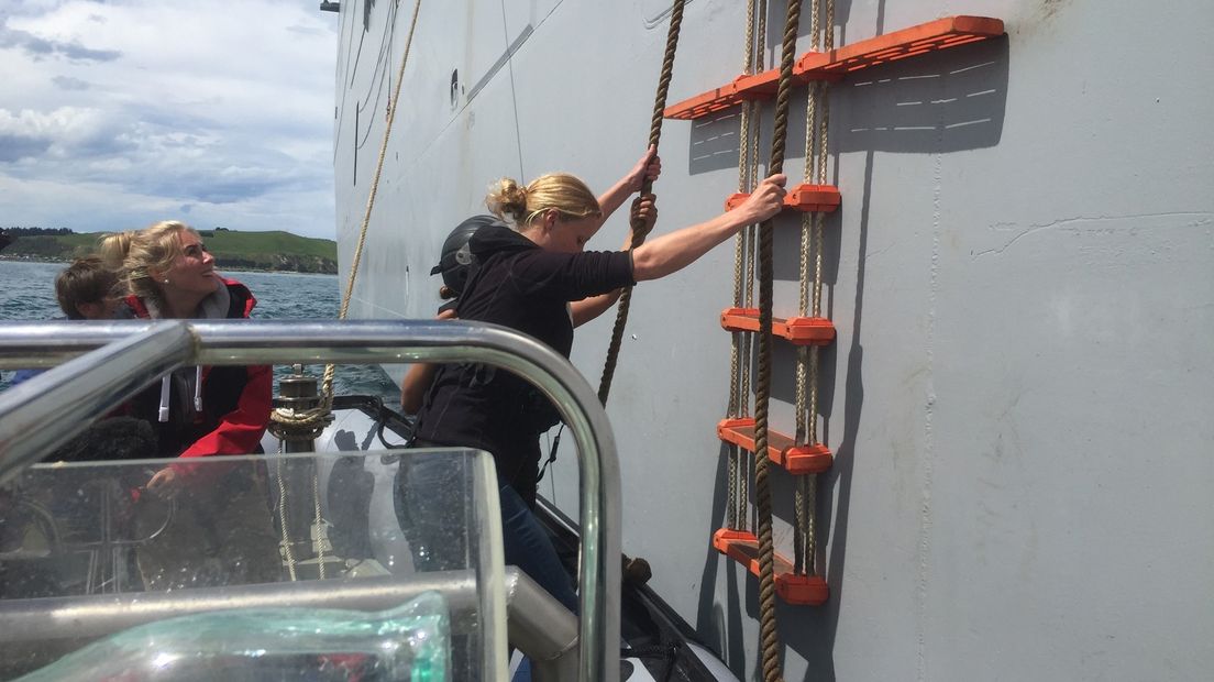 Yvonne Tichelaar stapt aan boord van de Hmnzs Canterbury