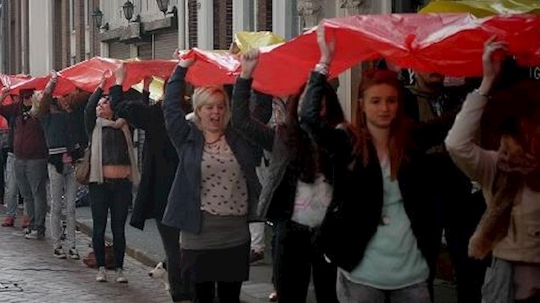 Studenten lopen door binnenstad Zwolle