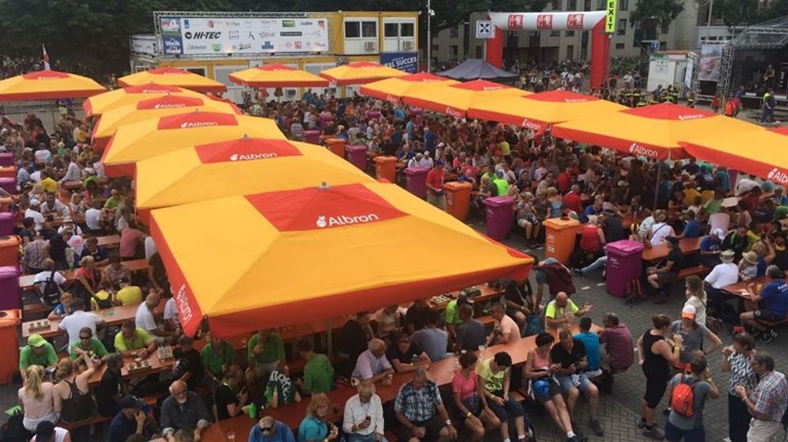 En dan is er die vraag die duizenden bezoekers en lopers bezig houdt. Wat voor weer wordt het op de laatste dag van de Vierdaagse? Het lijkt een mooie dag te gaan worden met zo'n 25 graden en veel zon.