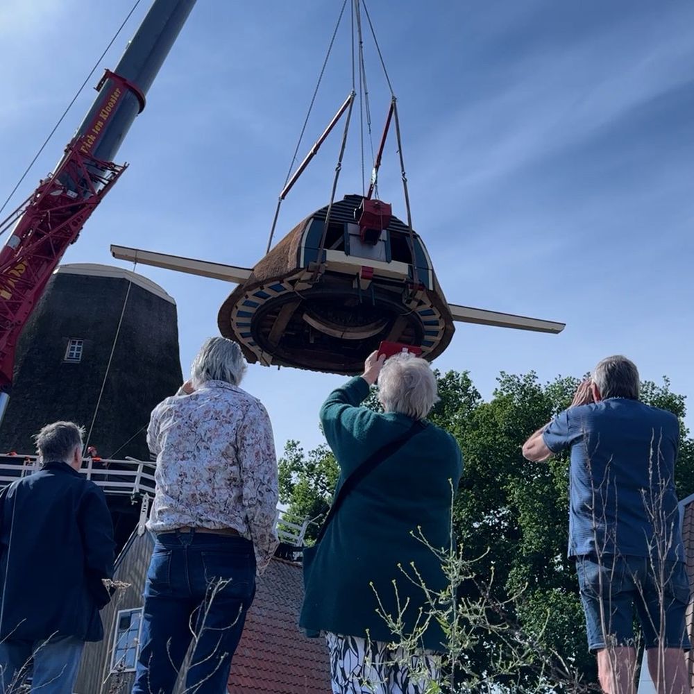nieuwe-kap-voor-molen-die-werd-kapot-gescheten-door-vogels-omroep