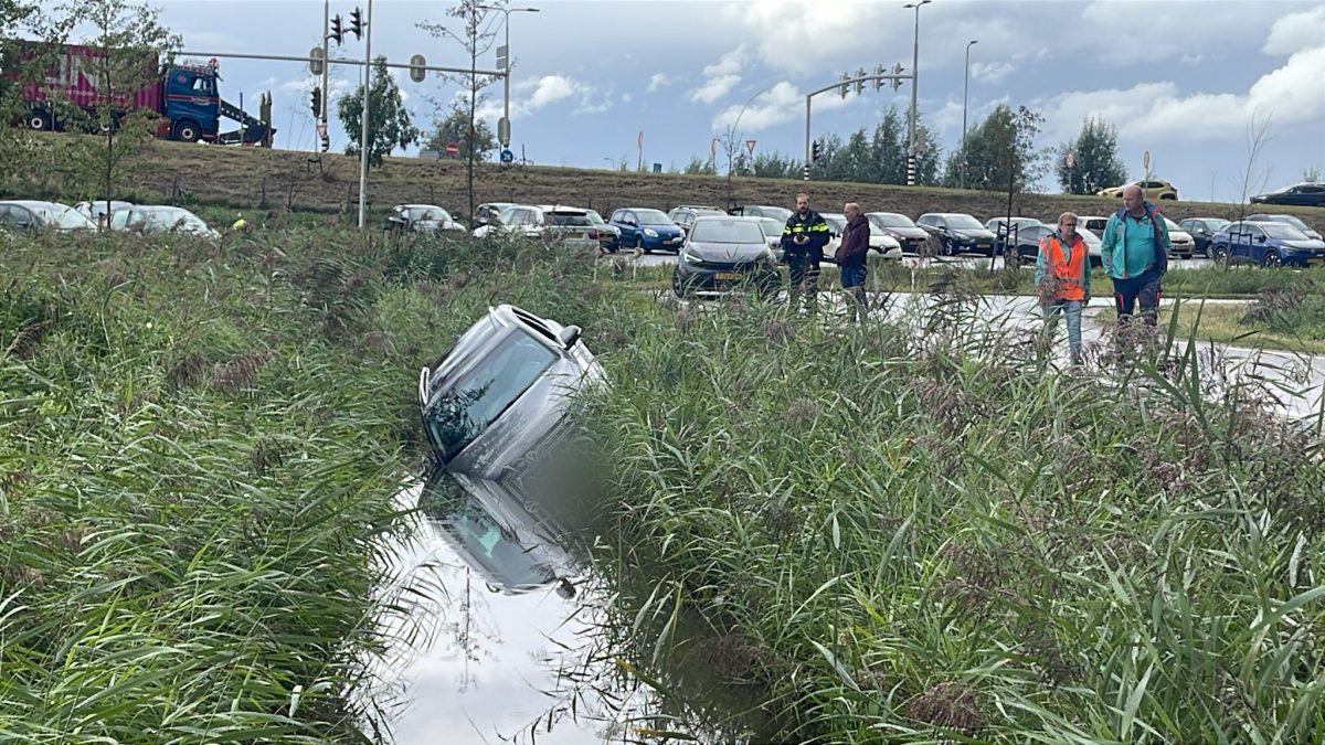 De auto belandde gedeeltelijk onderwater.