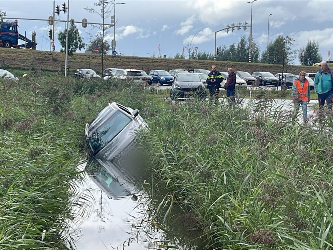 De auto belandde gedeeltelijk onderwater.