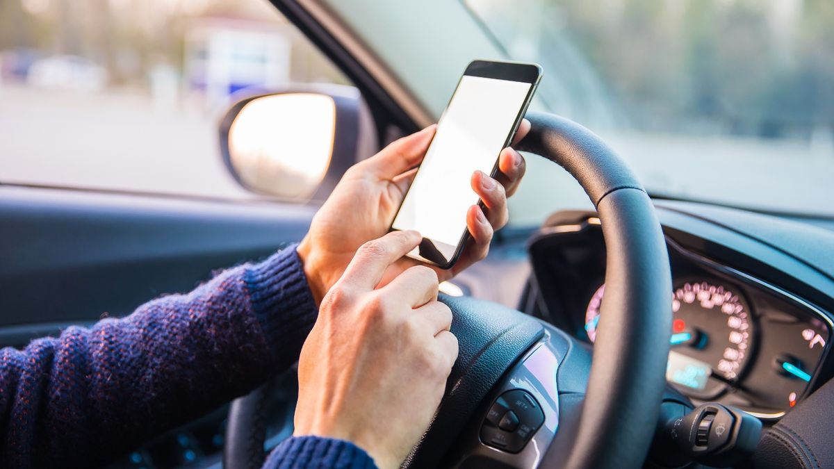 Politie deelt 24 boetes uit bij grote controle: van bellen achter het stuur tot rijden zonder rijbew