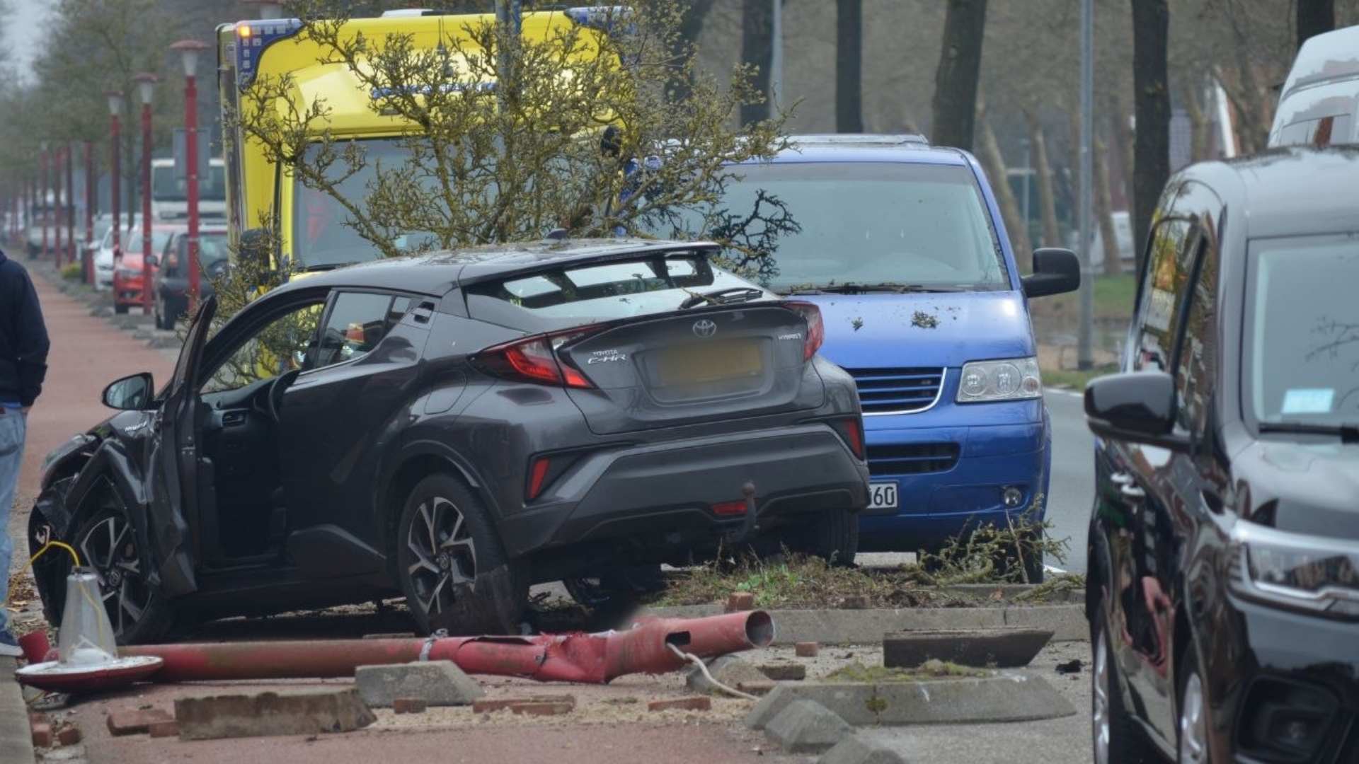 Ongeval tussen auto en pijlwagen.