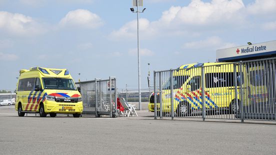 Motorrijder naar ziekenhuis na ongeluk op TT Circuit. Motorrijder naar ziekenhuis na ongeluk op TT Circuit.