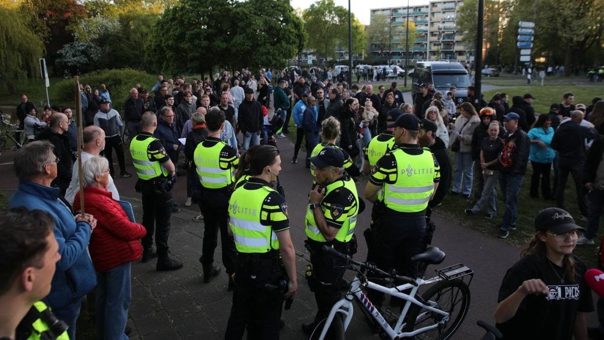 ME aanwezig bij protest tegen geplande asielopvang in Apeldoorn