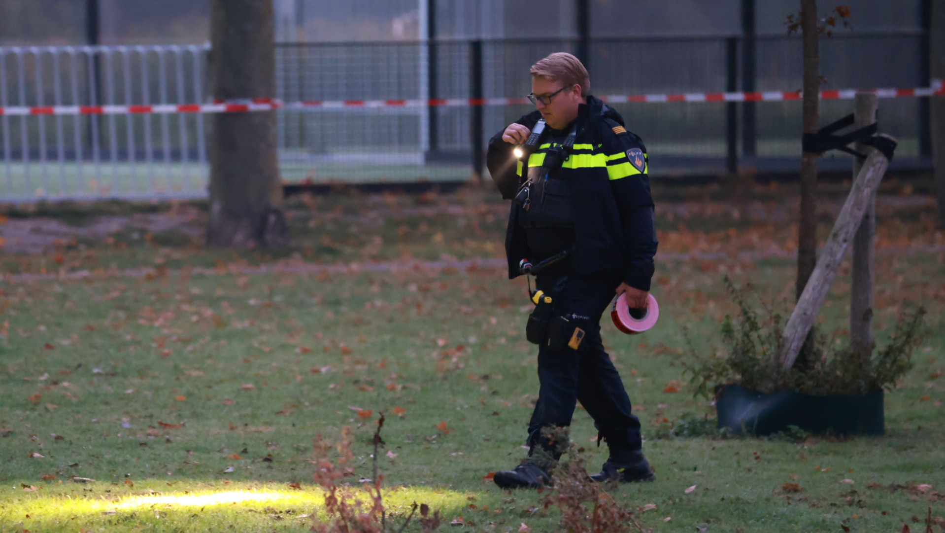 De politie zoekt het park af naar sporen van de steekpartij