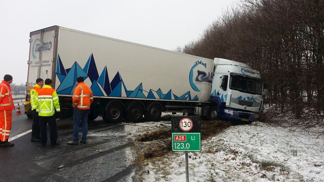 Geschaarde vrachtwagen op de A28 bij Zwolle