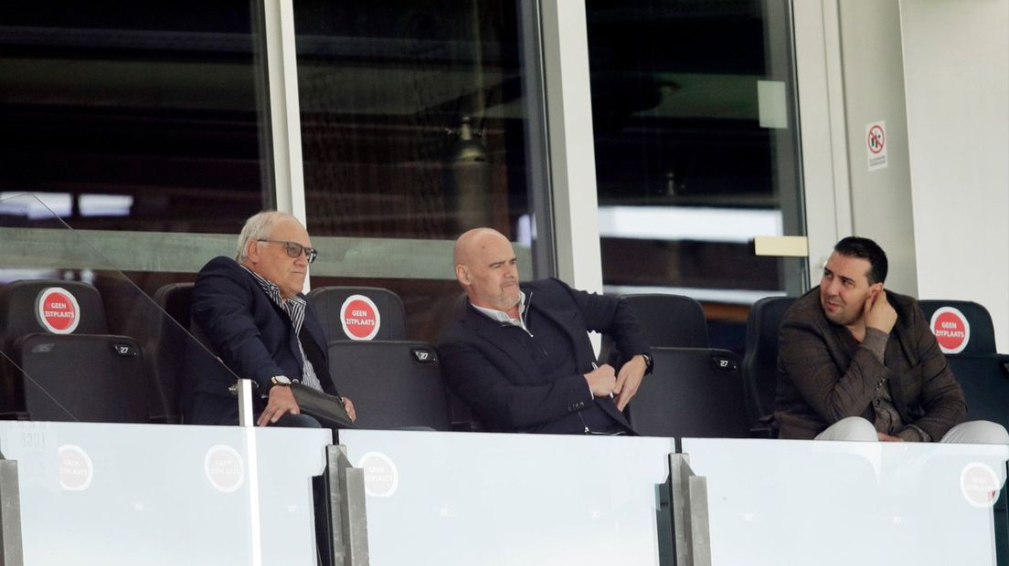 Martin Jol met deel van technisch hart