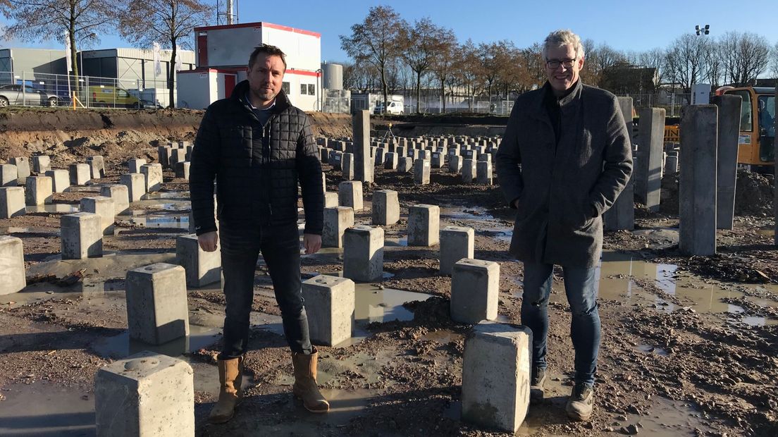 Menno Wichers en Frank de Ronde op de bouwplaats (Rechten: Josien Feitsma / RTV Drenthe)