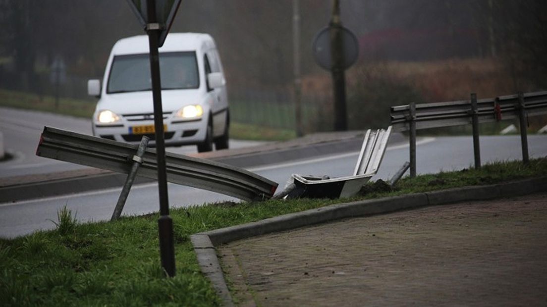 De auto ramde onder meer een vangrail