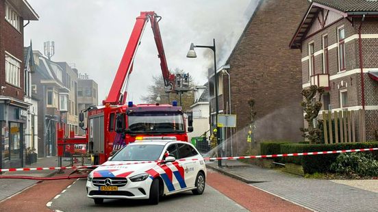 Woningbrand in Apeldoorn • straat onder water