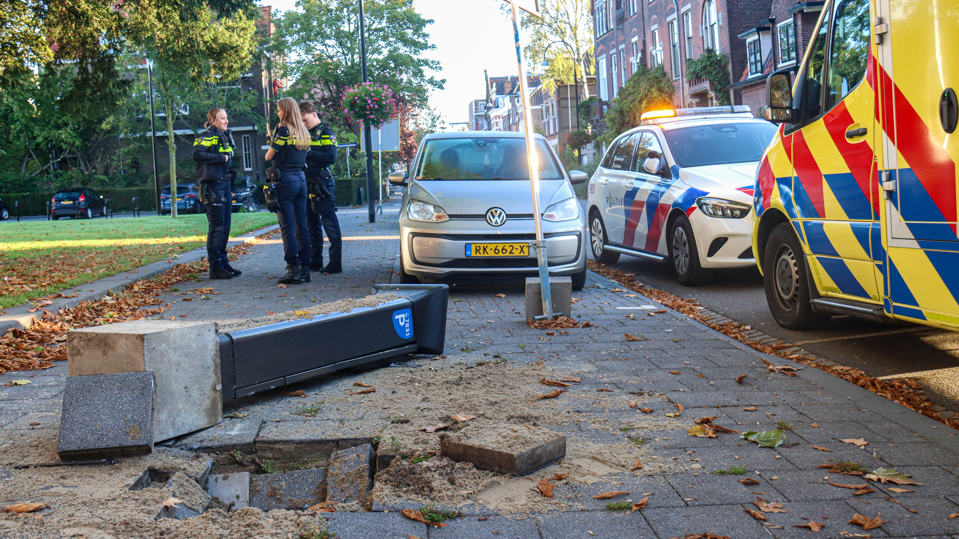 De automobilist reed de parkeerautomaat volledig uit de grond.