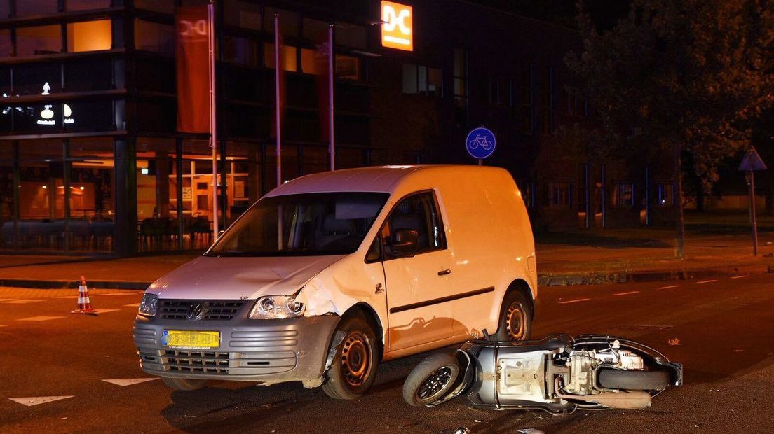 De bestuurder van de scooter raakte gewond bij de botsing (Rechten: De Vries Media)