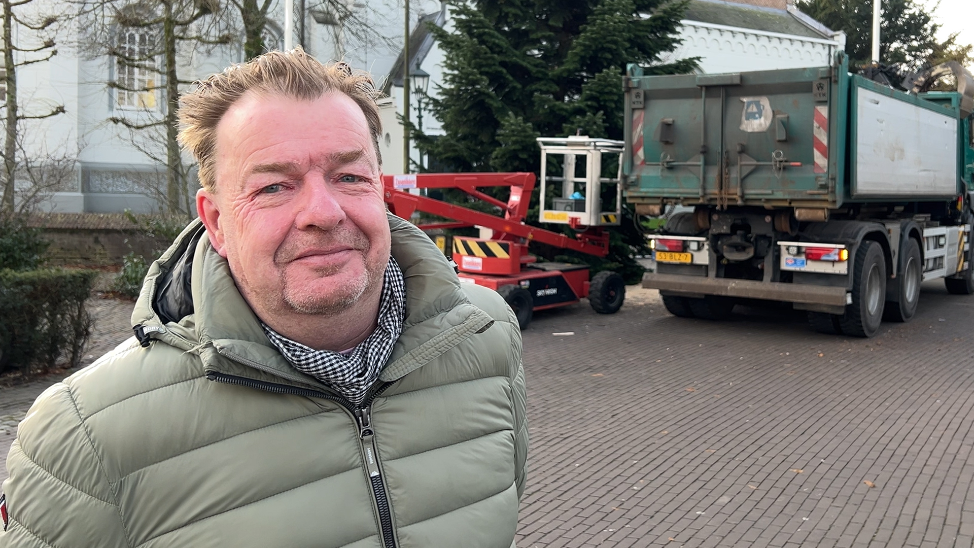 Beeld bij artikel: Na 69 telefoontjes heeft Baarn toch een echte kerstboom: 'Vlaggenmast met lichtjes, dat hoort niet'