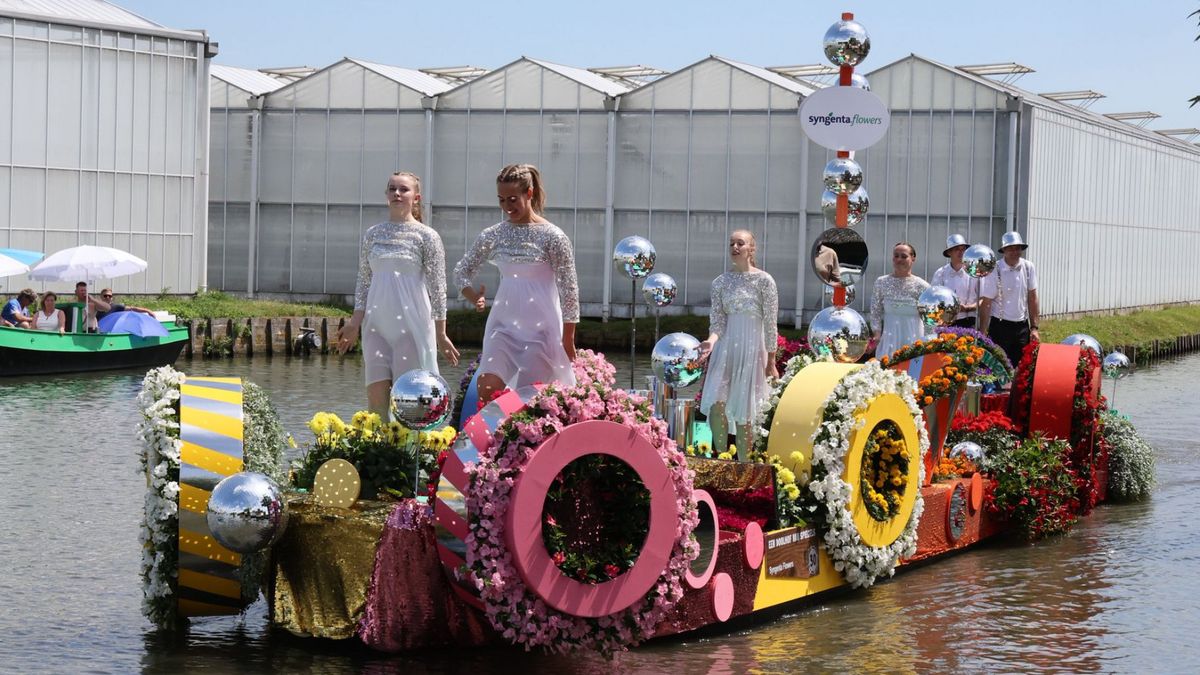 Liveblog Varend Corso | Duizenden genieten van de boten - Vriendengroep zingt luidkeels Cheerio