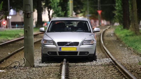 Auto rijdt in tegenovergestelde richting trambaan op Home