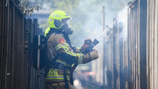 Vuur slaat over bij barbecue • stuk bos in brand