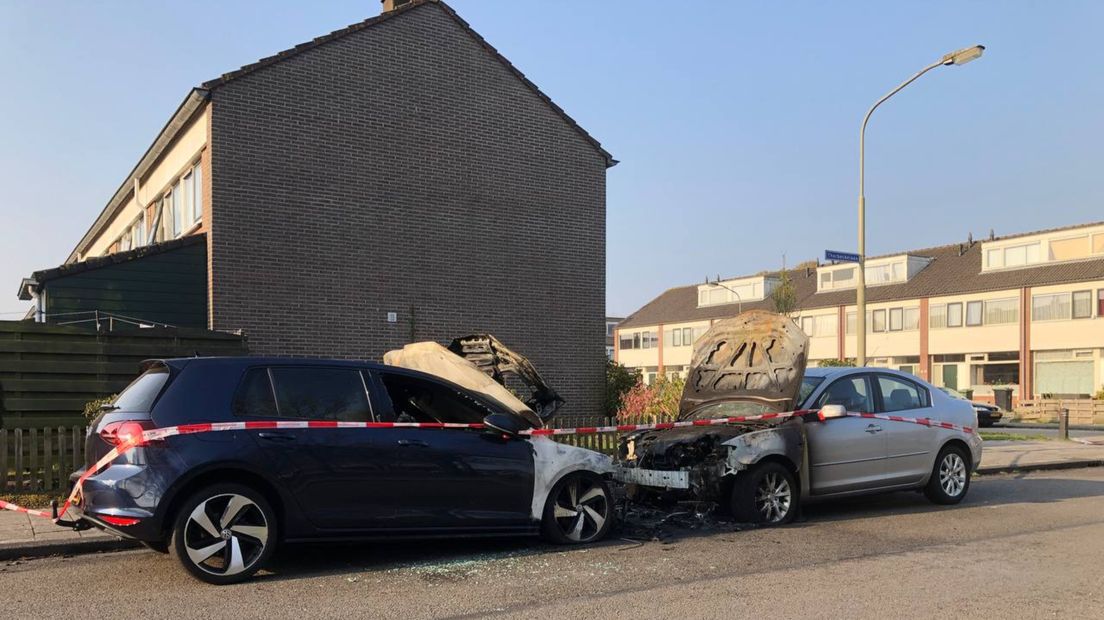 De twee uitgebrande wagens