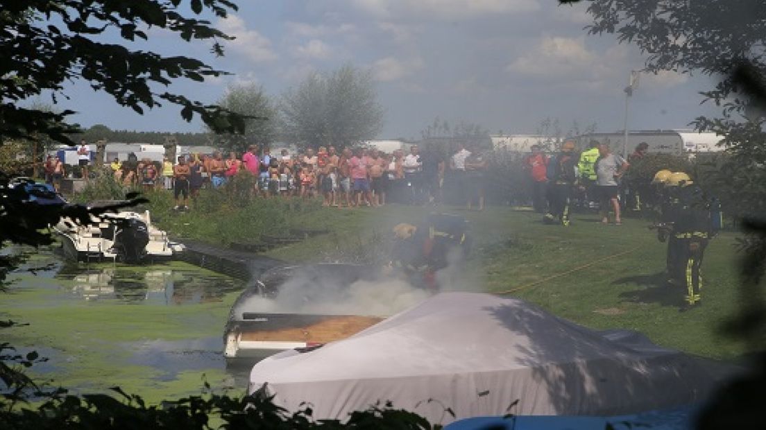 Veel rook bij speedbootbrand in Putten