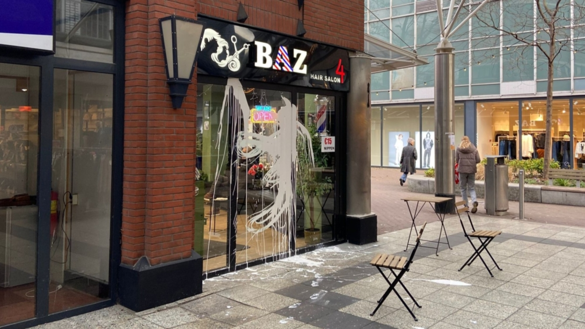 Kapperszaak Baz op het Liesveld met besmeurde ramen.
