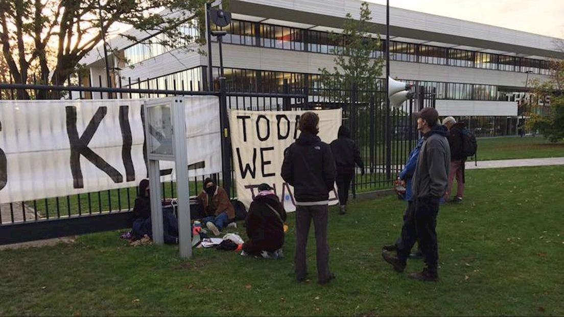 Groepje activisten protesteert bij Thales in Hengelo